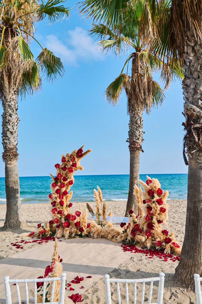 Decoración de ceremonia Bodas de ensueño en la playa con Hikayat Events