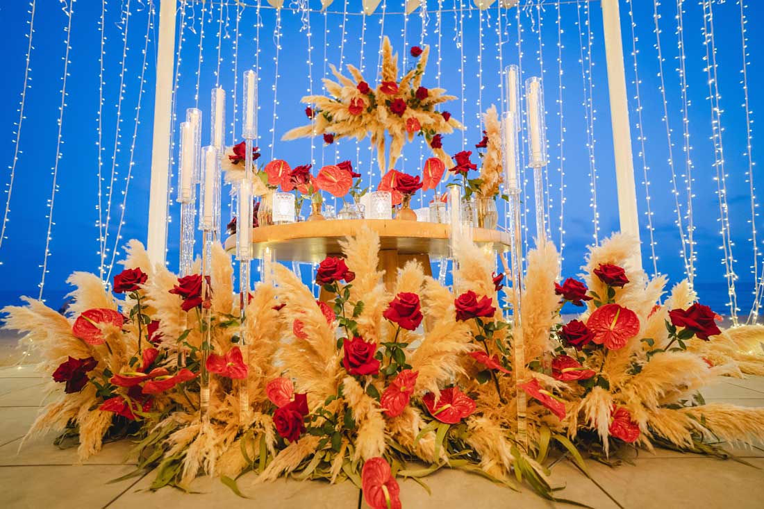 Adornos florales bodas en la playa con Hikayat Events