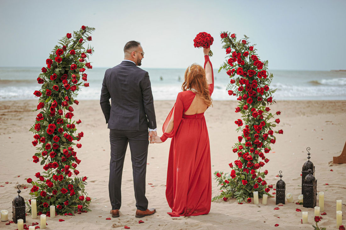 Pedida de mano. Novios en su Bride to be Playa con rosas.