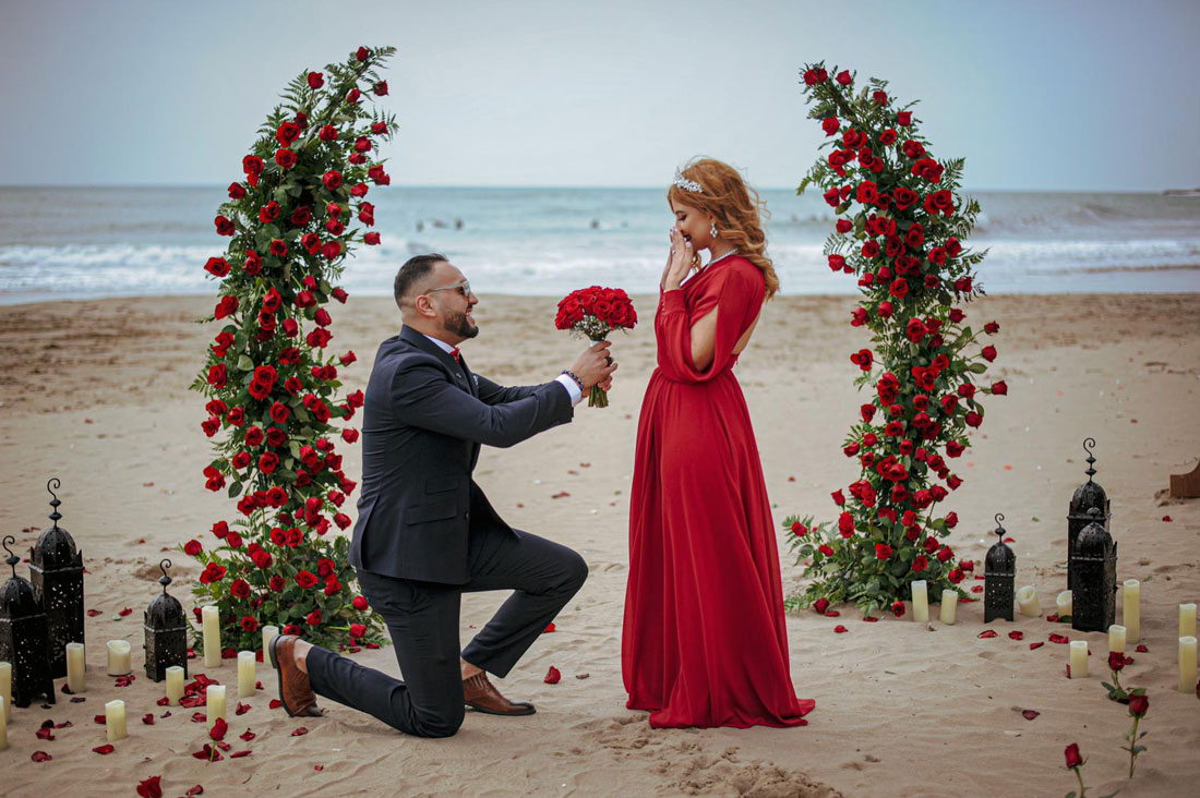 Pedida de mano. Novios en su Bride to be Playa con rosas.