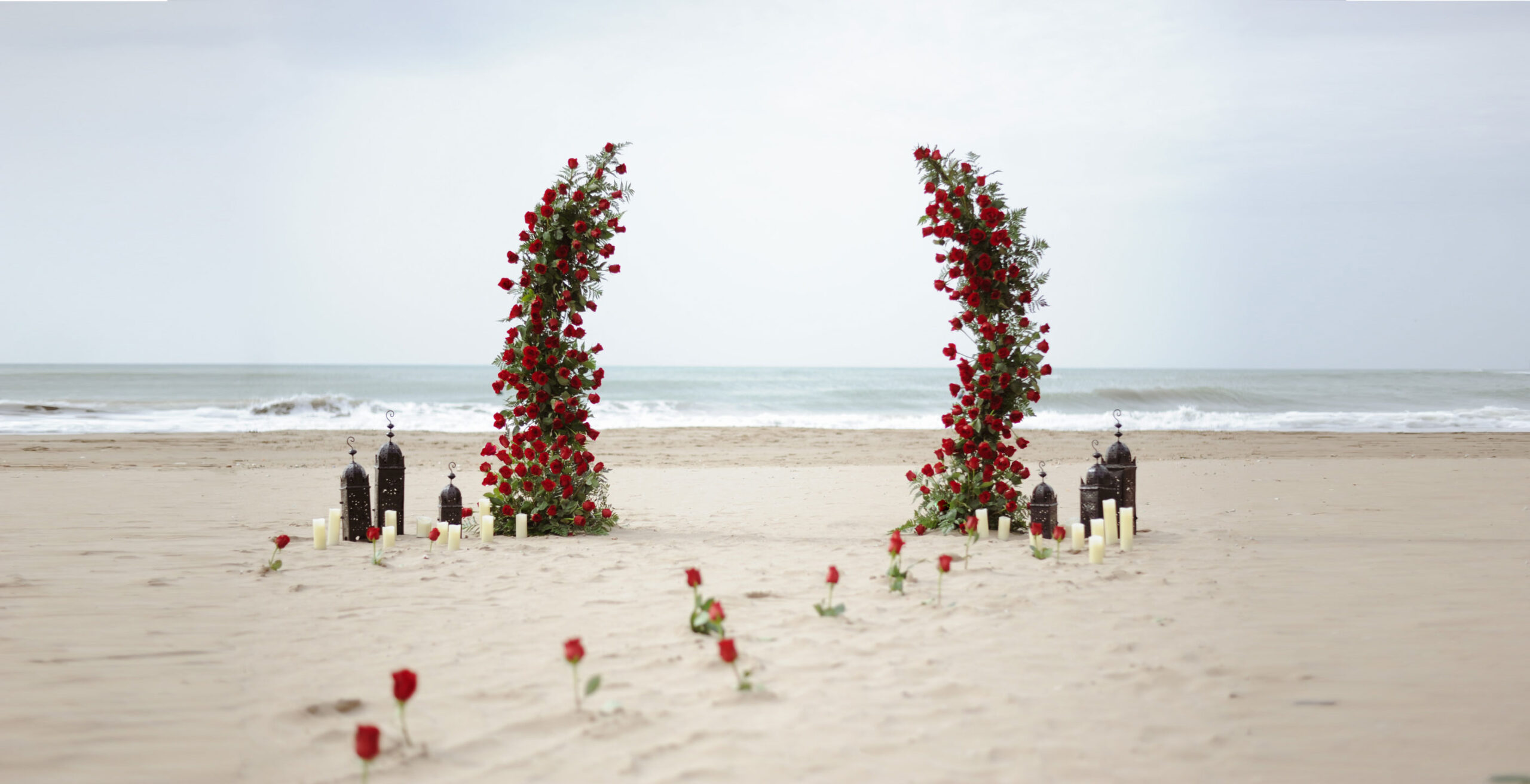 Bride to be decoración con rosas rojas y velas en la playa