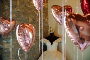 Bodas de ensueño con Hikayat Events. Vestido de novia y globos