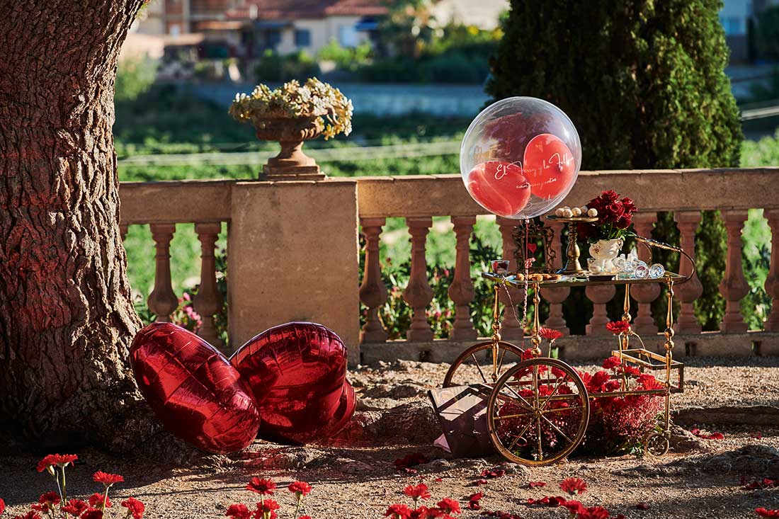 Mesa dulce para Bride to be en exteriores. Decoración en rosas rojas.