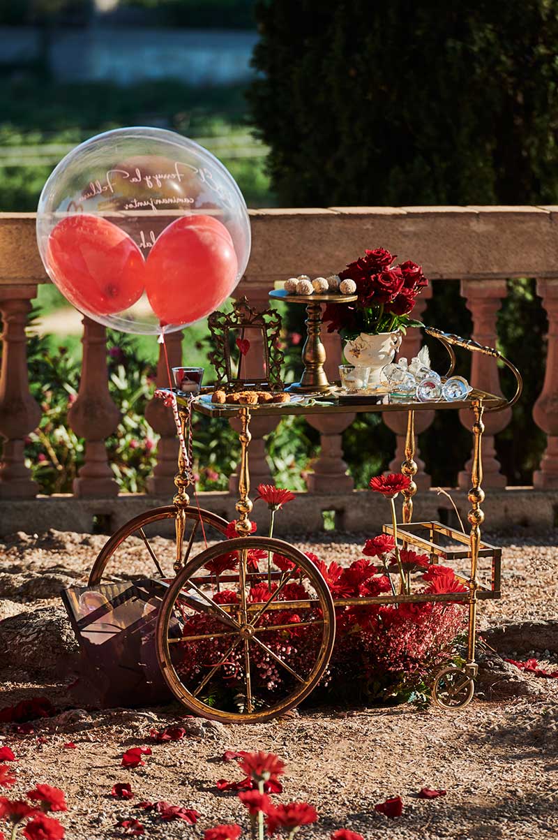 Mesa dulce para Bride to be en exteriores. Decoración en rosas rojas.