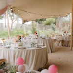 Tendencias de decoración de bodas 2025 con telas colgantes y cristal