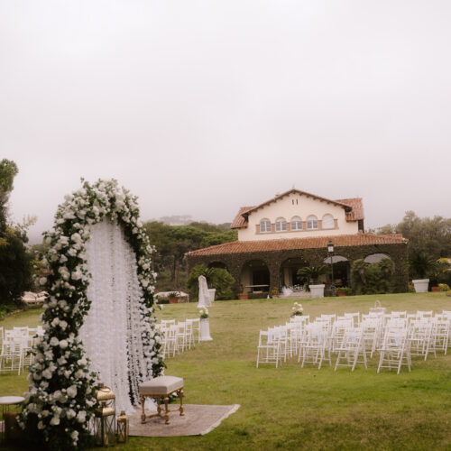 Decoración para nikkah íntimo y elegante con flores suaves