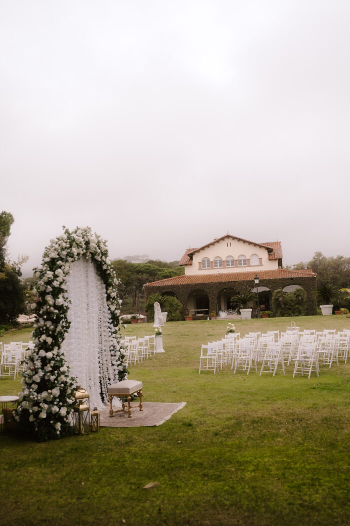 Decoración para nikkah íntimo y elegante con flores suaves