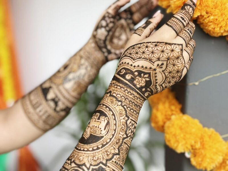 henna-en-brazos-novia-india-con-flores
