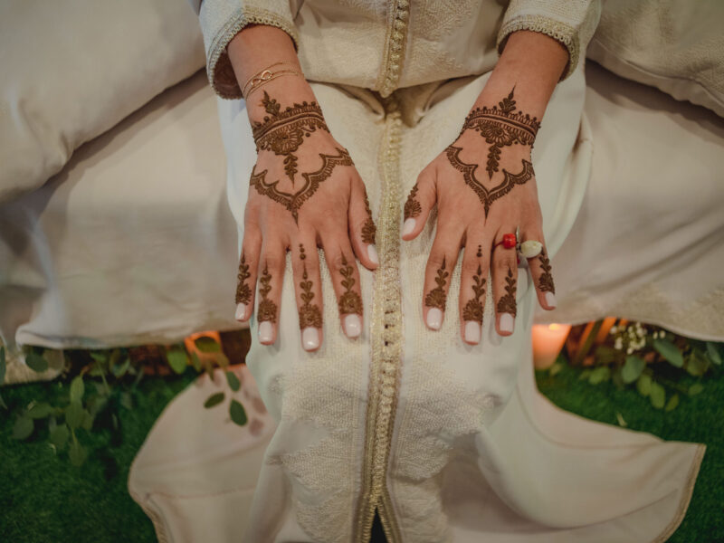 henna-en-palmas-ritual-intimo-con-vestido-blanco