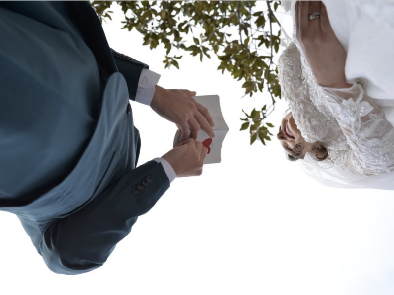 pareja celebrando una boda personalizada y elegante